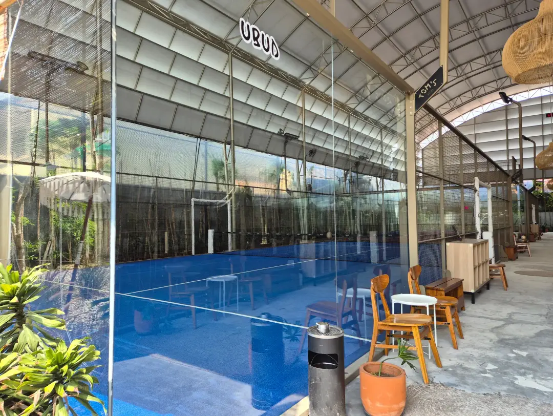 The blue Ubud court seen through the glass